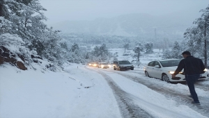 Antalya'nın yüksek kesimlerindeki kar yağışı ulaşımda aksamalara neden oluyor