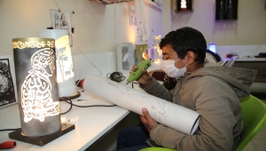 Atık borular ve kullanılmış kağıtlar öğrencilerin elinde süs eşyasına dönüşüyor