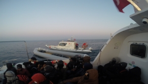 Balıkesir açıklarında 30 düzensiz göçmen kurtarıldı