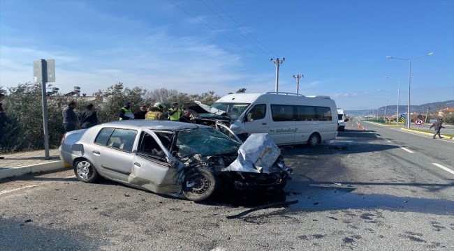 Balıkesir'de minibüsle çarpışan otomobilin sürücüsü hayatını kaybetti