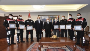 Banka hesabına 16 milyar lira aktaran iki kardeşi yakalayan polislere başarı belgesi 