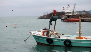 Batı Karadeniz'de balıkçılar olumsuz hava şartları nedeniyle limana demirledi