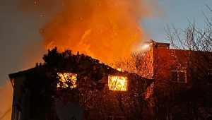 Beykoz'da gecekonduda başlayıp yan binaya sıçrayan yangın söndürüldü