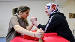Bileği bükülmeyen kadınlar kazandıkları madalyalarla gururlandırıyor