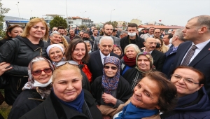 Binali Yıldırım İzmir'de balıkçı barınağını ziyaret etti