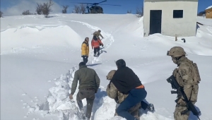Bingöl'de jandarma kanser hastasını helikoptere kadar sırtında taşıdı