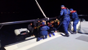 Bodrum açıklarında 4 lastik bottaki 106 düzensiz göçmen yakalandı