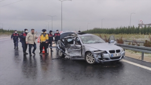 Bursa'da kule vinç taşıyan tıra çarpan otomobildeki 1 kişi öldü, 3 kişi yaralandı