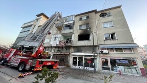 Büyükçekmece'de yangın çıkan binada mahsur kalan 4 kişi kurtarıldı 
