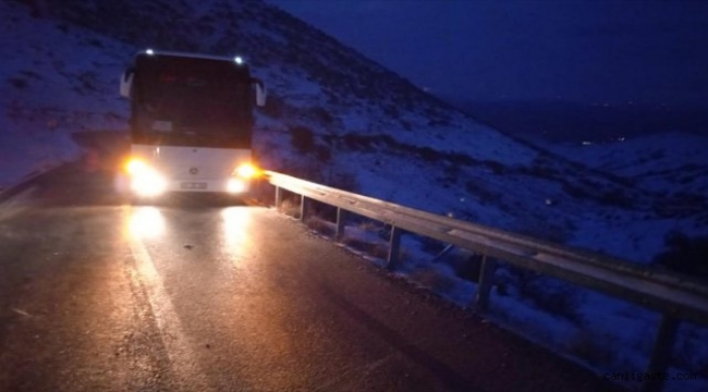 Kayseri Nevşehir yolunda mahsur kalan otobüsü ekipler kurtardı