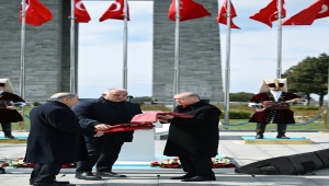 Çanakkale Deniz Zaferi'nin 107. yıl dönümü dolayısıyla Şehitler Abidesi'nde tören düzenlendi