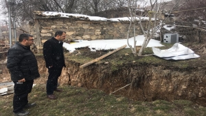Çankırı Valisi Ayaz, toprak kayması yaşanan köyde incelemelerde bulundu