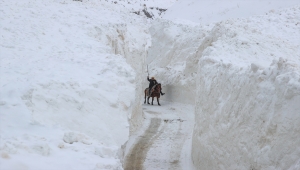 Çığ nedeniyle metrelerce karın biriktiği köy yolunda tehlikeli yolculuk