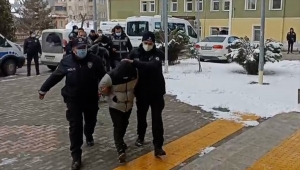 Çorum'da kuyumcu dükkanını soydukları iddiasıyla yakalanan 7 zanlı adliyede