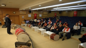 Çorum'un kadın ramazan davulcusu göreve hazır