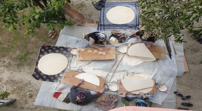Çukurova'da kadınların ramazan öncesi yufka ekmeği mesaisi başladı