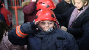 Down sendromlu gençlerin itfaiyeci olma hayali bir günlüğüne gerçeğe dönüştü