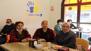 Down sendromlu kafe çalışanları her ay annelerini sevindiriyor
