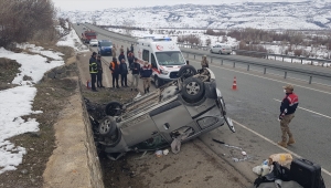 Erzincan'da devrilen hafif ticari araçtaki 3'ü çocuk 8 kişi yaralandı