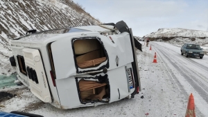 Erzincan'da devrilen minibüsteki 8 kişi yaralandı