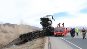 Erzincan'da dorsesi devrilince çekicisi havaya kalkan tırın sürücüsü yaralandı