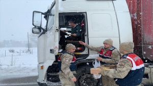 Erzincan'da kar ve tipi nedeniyle yolda kalanlara jandarma eşlerinden çorba ikramı