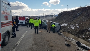 Erzincan'da otomobil devrildi, bir kişi öldü, bir kişi yaralandı