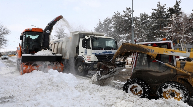 Erzurum'da "kar timleri" kent geleninde karla mücadeleyi sürdürüyor