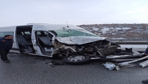 Eskişehir'de öğrencileri taşıyan minibüsle kamyon çarpıştı, 16 kişi yaralandı