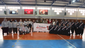 Ev kadınlarından kurulu futbol takımları, yöresel kıyafetleriyle dostluk maçına çıktı