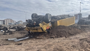 Freni boşalan kamyon yan yola girerek devrildi