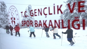 Gençlik ve Spor Bakanlığı yurtlarındaki üniversiteliler Uludağ'da kayakla tanışıyor