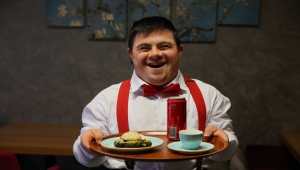 "Glütensiz Bir Başka Kafe"nin "özel" garsonu çalışkanlığıyla takdir topluyor