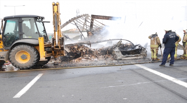 GÜNCELLEME 2 - İstanbul'da tıra çarparak yanan otomobilin sürücüsü öldü