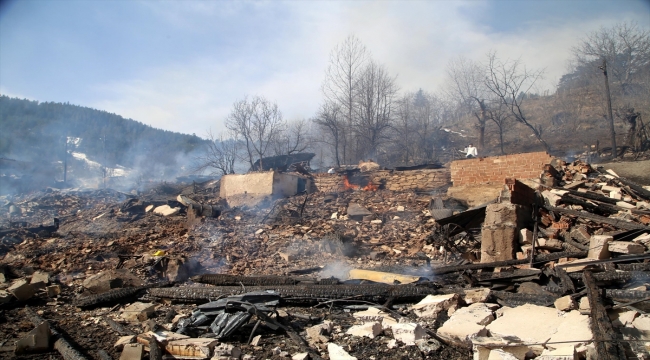 GÜNCELLEME 2 - Kastamonu'da 7 ev ile 7 ahır yandı