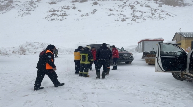 GÜNCELLEME 2 - Kayseri'de madende göçük altında kalan iki işçiden biri öldü, diğerine ulaşılmaya çalışılıyor