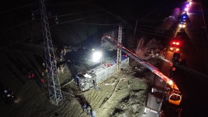 GÜNCELLEME 3 - Erzincan'da yolcu otobüsü şarampole devrildi