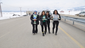 Hakkari'de öğrenciler yol kontrol noktasındaki polislere börek ikram etti