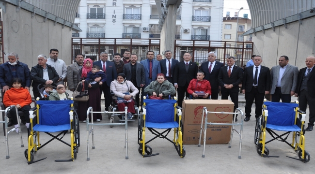 Hatay'da ihtiyaç sahiplerine tekerlekli sandalye ve yürüteç dağıtıldı