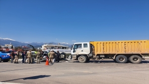 Hatay'da otomobille kamyonun çarpıştığı kazada 5 kişi yaralandı