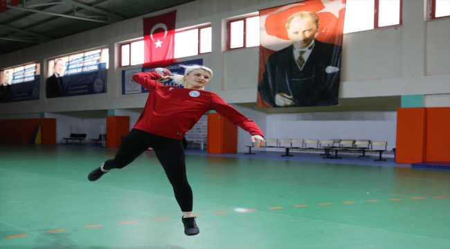 Hentbol liginin "gol kraliçesi" Perihan Topaloğlu, başarısıyla takdir topluyor