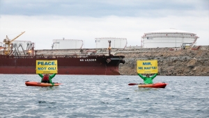 Hırvatistanlı Greenpeace aktivistleri, Rusya'dan petrol ithalatını protesto etti