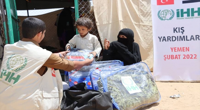 İHH, Yemenli ailelere kıyafet ve battaniye yardımında bulundu