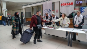 İranlı turistler, Van'da çiçeklerle karşılandı