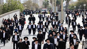 İsrail'de yüz binlerce Ultra-Ortodoks Yahudi önde gelen hahamın cenazesi için toplandı