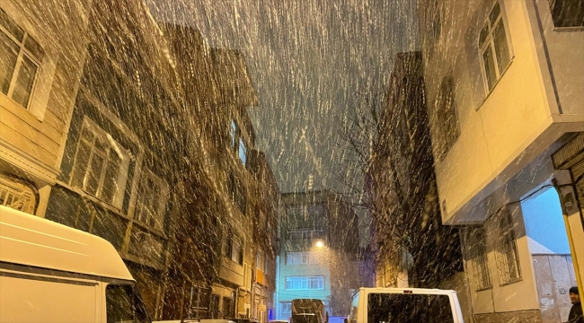 İstanbul'da devam eden kar yağışı bazı bölgelerde hayatı olumsuz etkiliyor