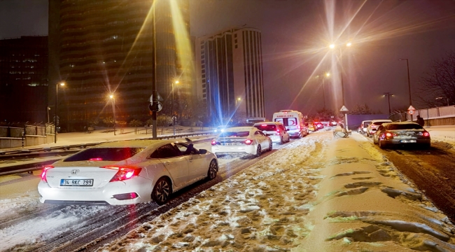 İstanbul'da etkisini artıran kar yağışı trafikte kazalara yol açtı