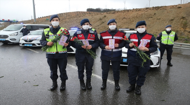 İstanbul'da jandarma ekipleri yol kontrol noktasında kadınlara karanfil sundu