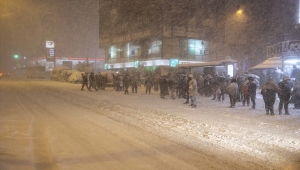 İstanbul'da kar yağışı trafiği olumsuz etkiliyor
