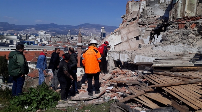 İzmir'de çöken metruk binanın altında kalan hurdacı kurtarıldı